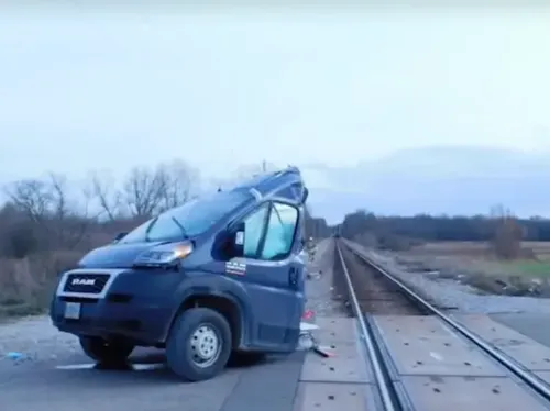 Une camionnette coupée en deux par un train, le chauffeur indemne...